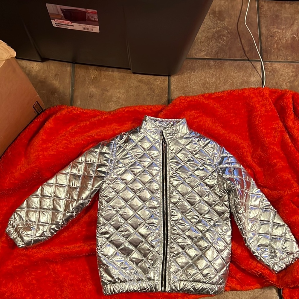 Girl’s silver jacket. New no tags, size 6/7